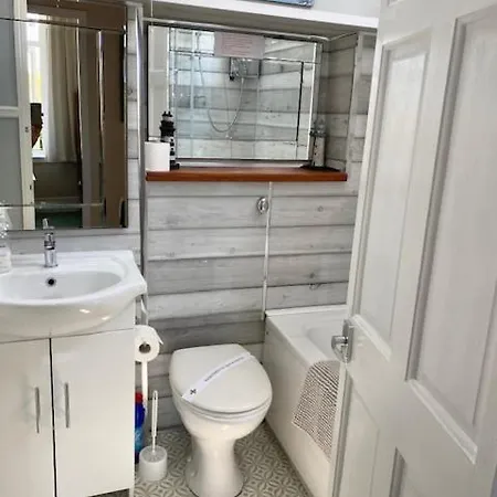 Look No Further ! 4 Min Walk To Beach, Pubs, Shops, Htd Pool, Hottub, Games Room,Tranquil Gds, Bbq, Beautiful, Bassets Acre, 6 Unique 1-3 Bedroom Holiday Homes With Free Parking And Wifi Apartment