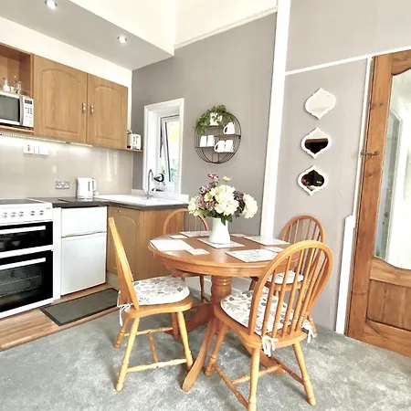 Apartment Look No Further ! 4 Min Walk To Beach, Pubs, Shops, Htd Pool, Hottub, Games Room,Tranquil Gds, Bbq, Beautiful, Bassets Acre, 6 Unique 1-3 Bedroom Holiday Homes With Free Parking And Wifi