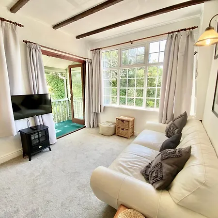 Look No Further ! 4 Min Walk To Beach, Pubs, Shops, Htd Pool, Hottub, Games Room,Tranquil Gds, Bbq, Beautiful, Bassets Acre, 6 Unique 1-3 Bedroom Holiday Homes With Free Parking And Wifi *